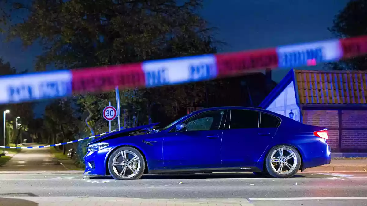 Die oder der Täter fliehen zu Fuß und lassen den Wagen zurück. - Bild: Moritz Frankenberg/dpa