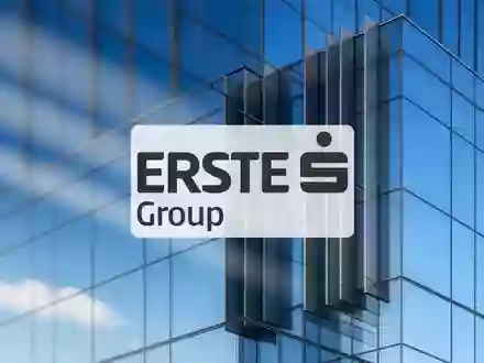 Modernes Bankgebäude mit minimalistischer Architektur und hellem Tageslicht, das finanzielle Stabilität symbolisiert. - Foto: über boerse-global.de