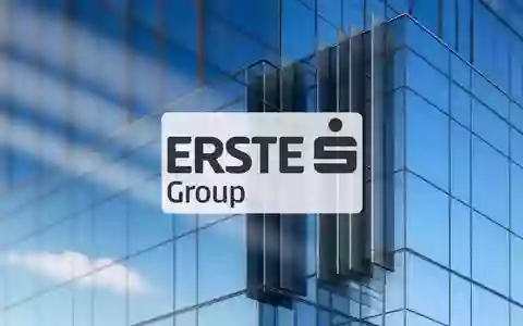 Modernes Bankgebäude mit minimalistischer Architektur und hellem Tageslicht, das finanzielle Stabilität symbolisiert. - Foto: über boerse-global.de