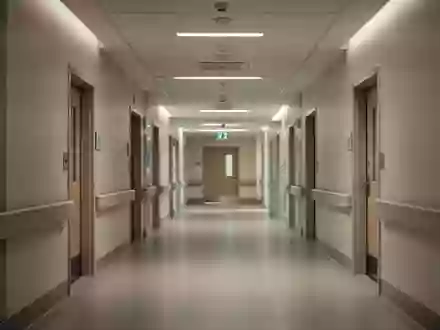Ein leerer, modern gestalteter Krankenhausflur mit sanfter Beleuchtung und klarer Architektur. - Foto: über boerse-global.de