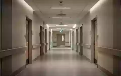 Ein leerer, modern gestalteter Krankenhausflur mit sanfter Beleuchtung und klarer Architektur. - Foto: über boerse-global.de