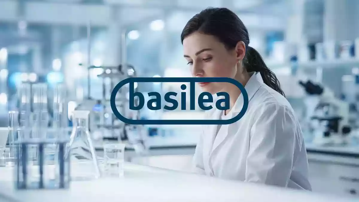 Moderne wissenschaftliche Laborumgebung mit medizinischer Ausrüstung als Symbol für pharmazeutische Innovation. Illustration mit AI erstellt.
