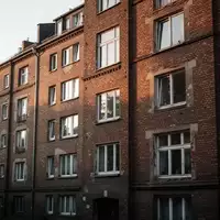 Fassade eines mehrstöckigen Wohnhauses in einem städtischen Wohnviertel bei spätem Nachmittagslicht. - Foto: über boerse-global.de