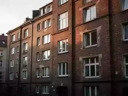 Fassade eines mehrstöckigen Wohnhauses in einem städtischen Wohnviertel bei spätem Nachmittagslicht. - Foto: über boerse-global.de