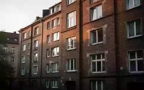 Fassade eines mehrstöckigen Wohnhauses in einem städtischen Wohnviertel bei spätem Nachmittagslicht. - Foto: über boerse-global.de