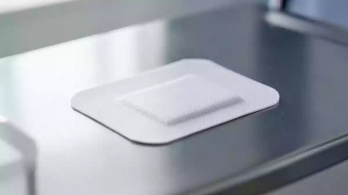 Ein steriler, minimalistischer klinischer Bereich mit einer weißen medizinischen Pflasterunterlage auf einer Edelstahloberfläche. Illustration mit AI erstellt.