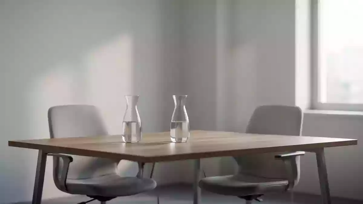 Ein minimalistischer, heller Behandlungsraum in einer medizinischen Einrichtung mit sanftem Tageslicht und neutraler Einrichtung. Illustration mit AI erstellt.