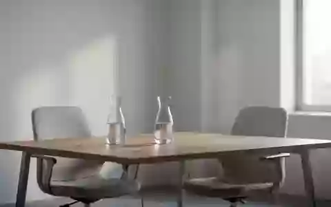 Ein minimalistischer, heller Behandlungsraum in einer medizinischen Einrichtung mit sanftem Tageslicht und neutraler Einrichtung. - Foto: über boerse-global.de