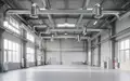 Ein moderner, leerer Industriebetrieb mit klaren architektonischen Linien und natürlichem Lichteinfall. - Foto: über boerse-global.de