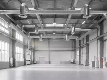 Ein moderner, leerer Industriebetrieb mit klaren architektonischen Linien und natürlichem Lichteinfall. - Foto: über boerse-global.de