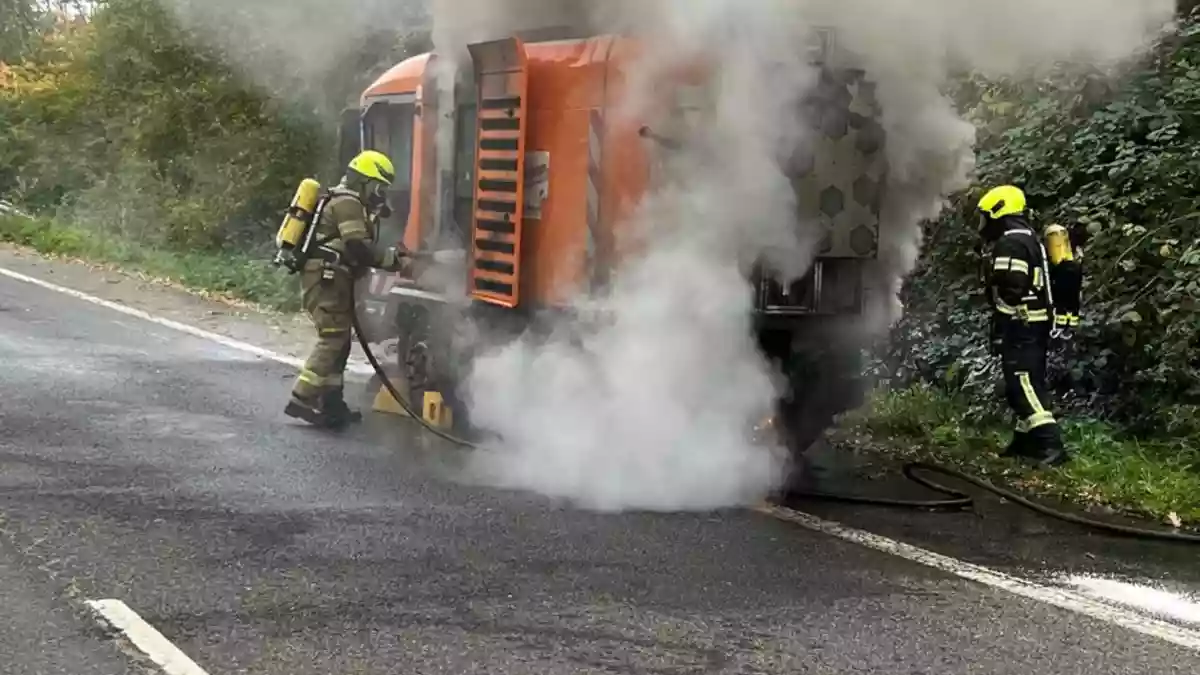 FW Bergheim: Feuerwehr löscht Kehrmaschine auf der B477 bei Bergheim - Bild: presseportal.de