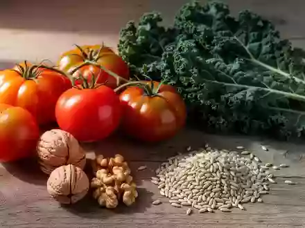 Frische mediterrane Zutaten wie Vollkorn, Nüsse und grünes Blattgemüse auf einer hölzernen Unterlage. - Foto: über boerse-global.de