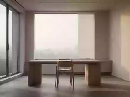 Ein minimalistischer, heller Büroarbeitsplatz mit leerem Schreibtisch und natürlichem Lichteinfall. - Foto: über boerse-global.de