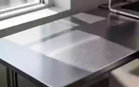Ein minimalistischer Arbeitsplatz mit einer gebürsteten Aluminiumoberfläche bei natürlichem Lichteinfall. - Foto: über boerse-global.de