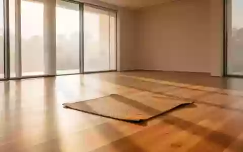 Ein minimalistischer, lichtdurchfluteter Yoga-Raum mit einem einzelnen Trainingsmatten-Layout auf hellem Holzboden. - Foto: über boerse-global.de