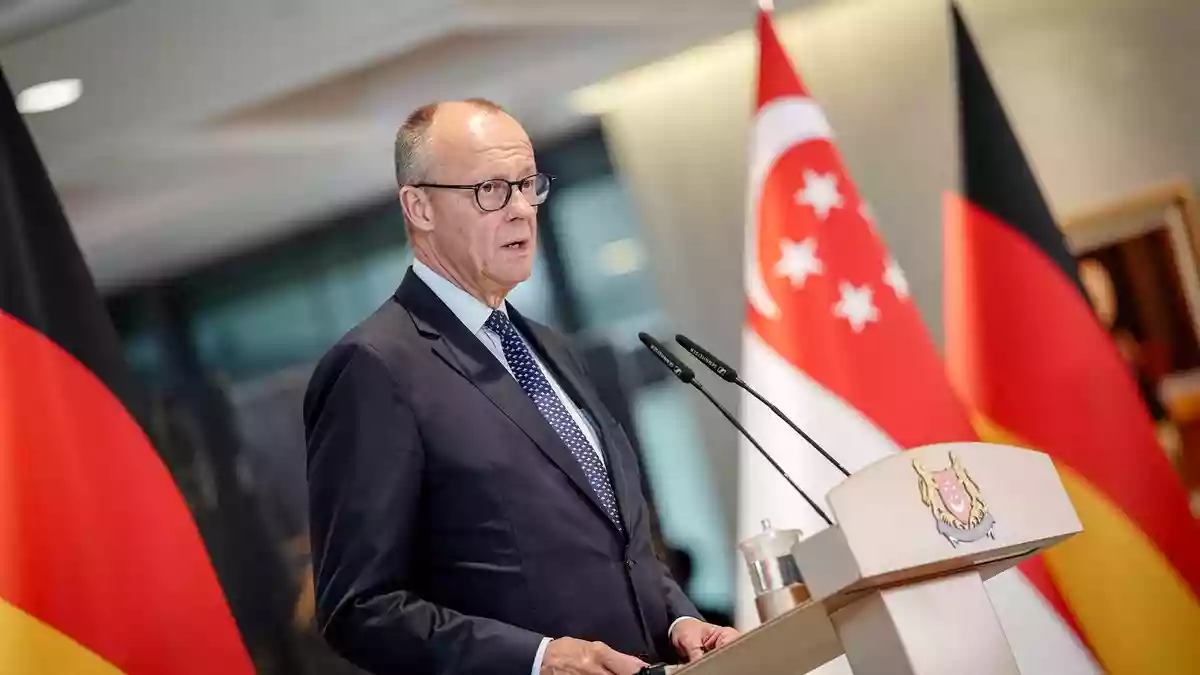 Bundeskanzler Friedrich Merz (CDU) wirbt bei einem Besuch in Singapur für einen Ausbau der Handelsbeziehungen.  - Bild: Kay Nietfeld/dpa