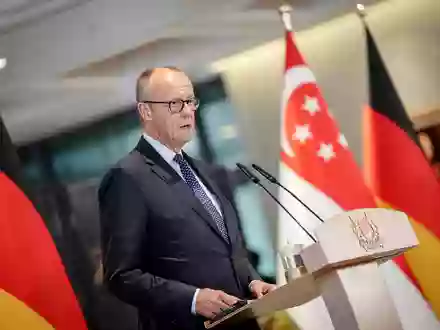 Bundeskanzler Friedrich Merz (CDU) wirbt bei einem Besuch in Singapur für einen Ausbau der Handelsbeziehungen.  - Foto: Kay Nietfeld/dpa