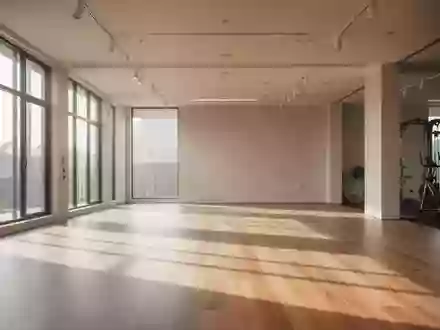 Ein heller, minimalistischer Trainingsraum mit Holzboden und natürlichem Lichteinfall. - Foto: über boerse-global.de