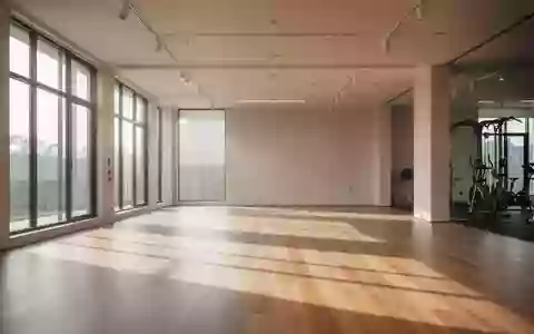 Ein heller, minimalistischer Trainingsraum mit Holzboden und natürlichem Lichteinfall. - Foto: über boerse-global.de
