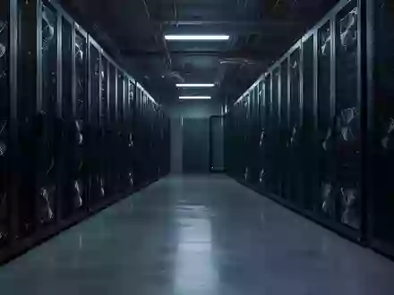 Dunkler, moderner Serverraum mit stummen Serverracks in einer kühlen, technologischen Umgebung. - Foto: über boerse-global.de