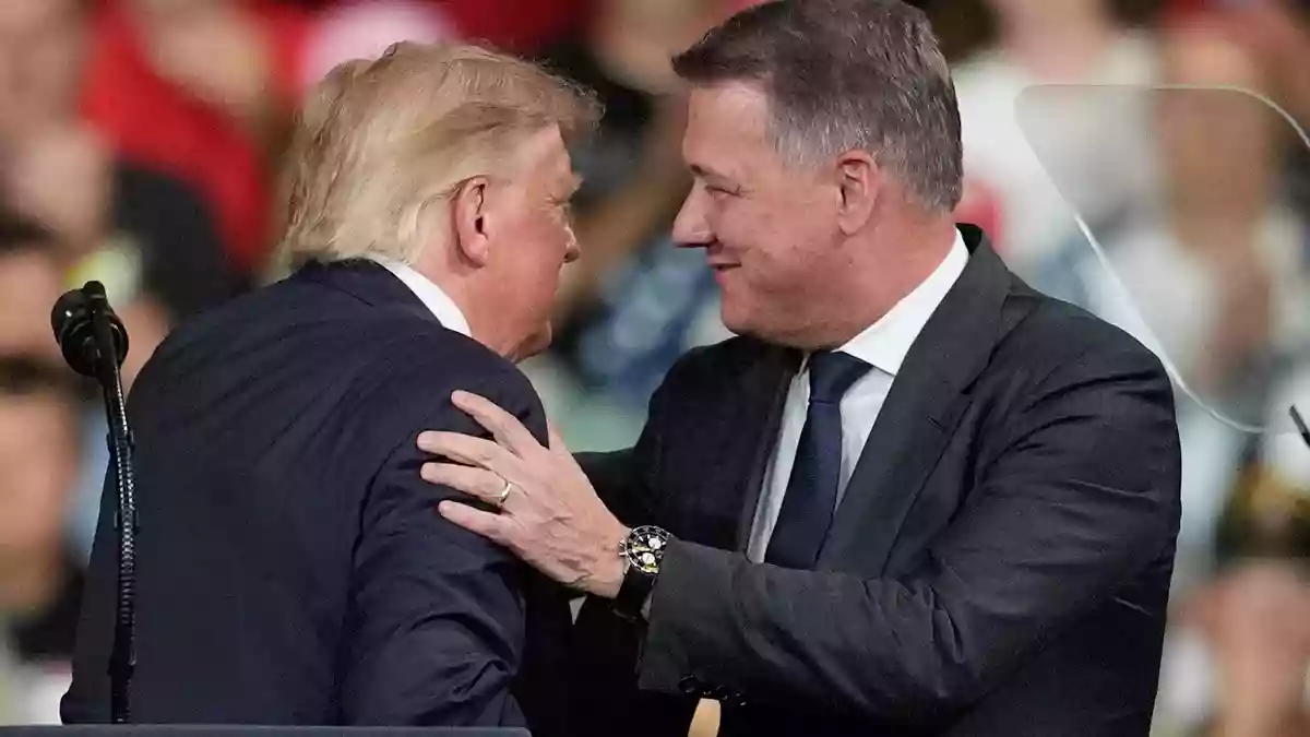 Audi-Chef Gernot Döllner steht für seinen Auftritt mit US-Präsident Trump in der Kritik. (Archivbild) - Bild: Mike Stewart/AP/dpa