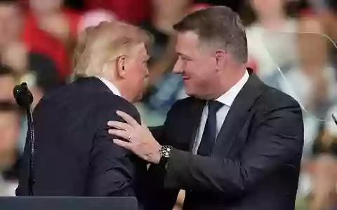 Audi-Chef Gernot Döllner steht für seinen Auftritt mit US-Präsident Trump in der Kritik. (Archivbild) - Foto: Mike Stewart/AP/dpa