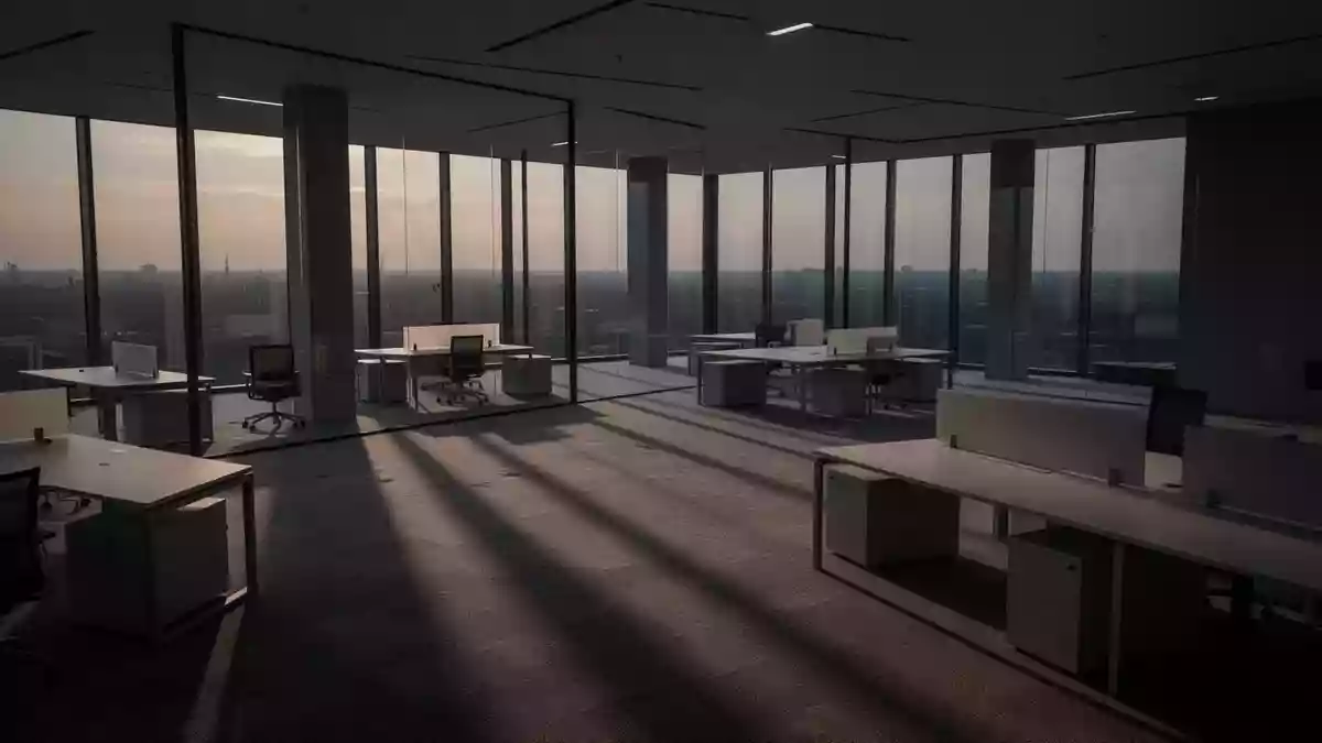 Ein leeres, minimalistisches Büro mit langen Schatten bei Dämmerung, das eine Atmosphäre von Erschöpfung und Stille vermittelt. Illustration mit AI erstellt.