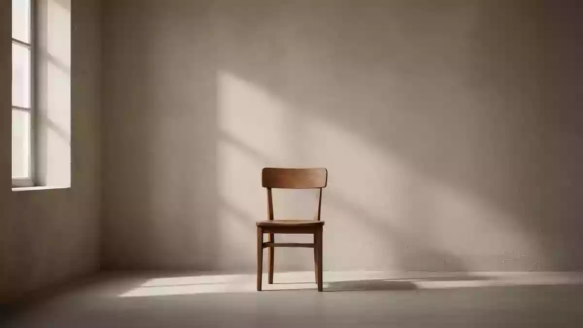 Ein minimalistischer, ruhiger Raum mit sanftem Tageslicht und Schattenwurf auf einer leeren Wand. Illustration mit AI erstellt.