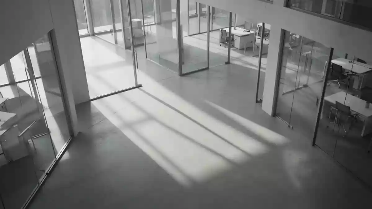 Ein minimalistisch gestalteter Innenraum mit sanftem Lichteinfall und klaren architektonischen Linien. Illustration mit AI erstellt.
