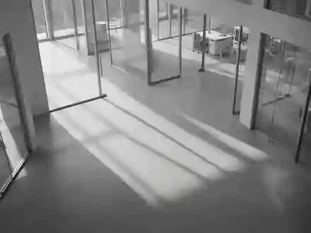 Ein minimalistisch gestalteter Innenraum mit sanftem Lichteinfall und klaren architektonischen Linien. - Foto: über boerse-global.de