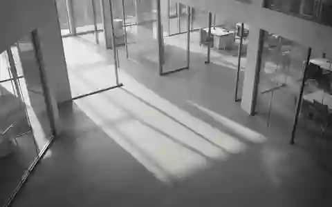 Ein minimalistisch gestalteter Innenraum mit sanftem Lichteinfall und klaren architektonischen Linien. - Foto: über boerse-global.de