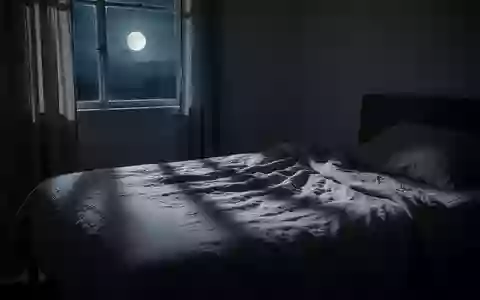 Ein minimalistisch eingerichtetes Schlafzimmer bei Nacht mit sanftem Mondlicht, das auf ein ungemachtes Bett fällt. - Foto: über boerse-global.de