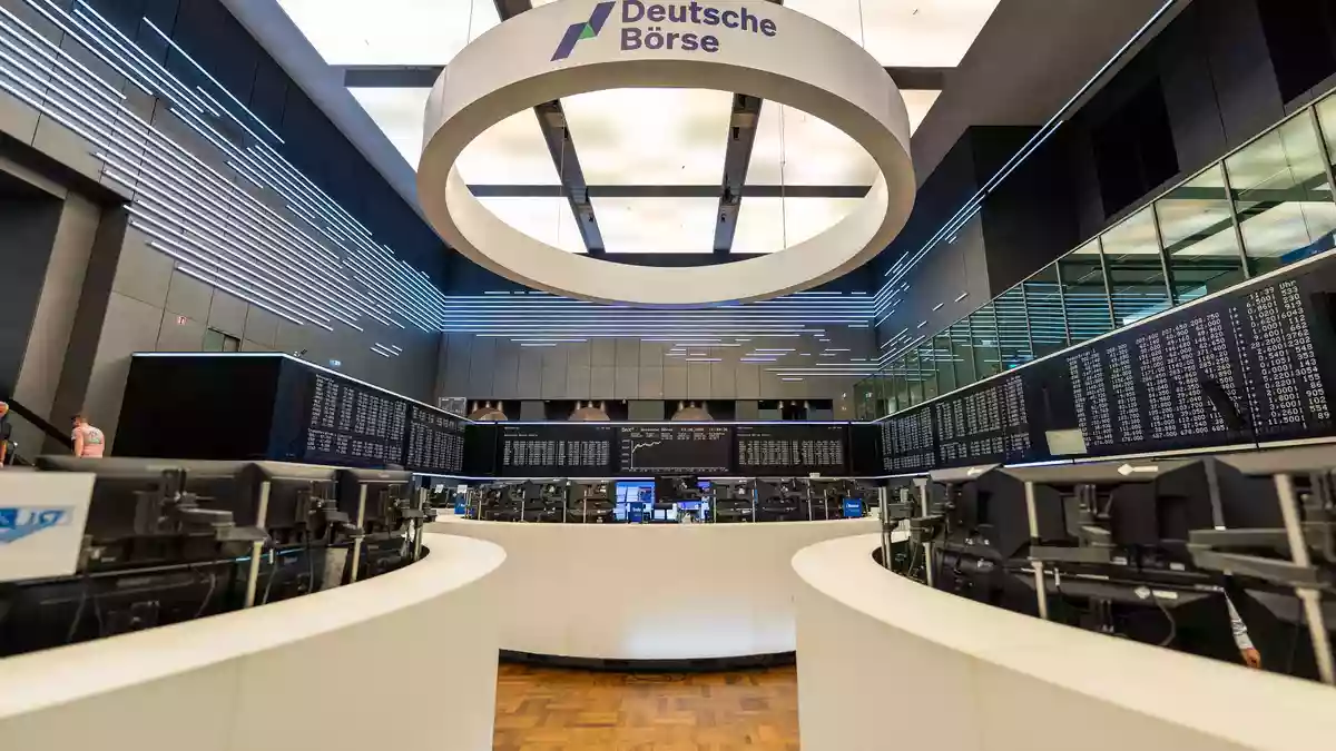 Handelsraum der Deutschen Börse in Frankfurt: Der Konzern bietet Kunden nun den Handel von Dax-Aktien rund um die Uhr. (Archivbild) - Bild: Andreas Arnold/dpa