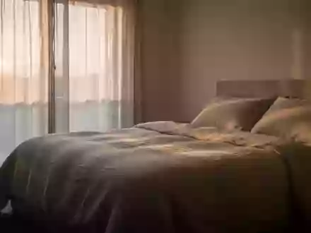 Ein minimalistisch eingerichtetes Schlafzimmer in den frühen Morgenstunden mit sanftem, natürlichem Licht. - Foto: über boerse-global.de
