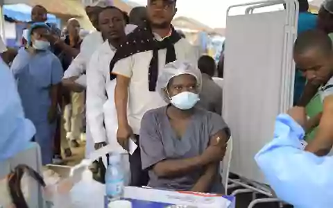 Mitarbeiter des Gesundheitswesens sollen im Osten des Kongo eine Dosis des Ebola-Impfstoffs erhalten. (Archivbild) - Foto: Sebastien Kitsa Musayi/AP/dpa