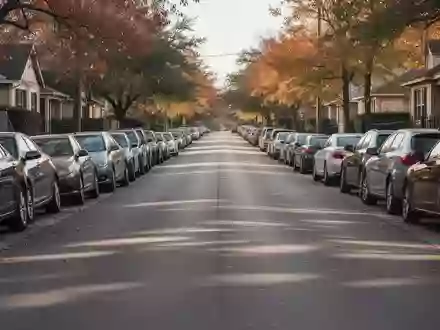 Eine schmale Wohnstraße in Austin, Texas, mit beidseitig parkenden Autos und freier Fahrbahn bei Tageslicht. - Foto: über boerse-global.de