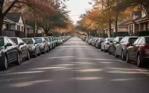 Eine schmale Wohnstraße in Austin, Texas, mit beidseitig parkenden Autos und freier Fahrbahn bei Tageslicht. - Foto: über boerse-global.de