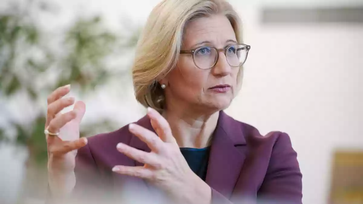 Vertrauen statt Fake News: Saarland fördert KI-Projekt für starken Lokaljournalismus - Ministerpräsidentin Rehlinger: "Es braucht neue Konzepte" - Bild: presseportal.de