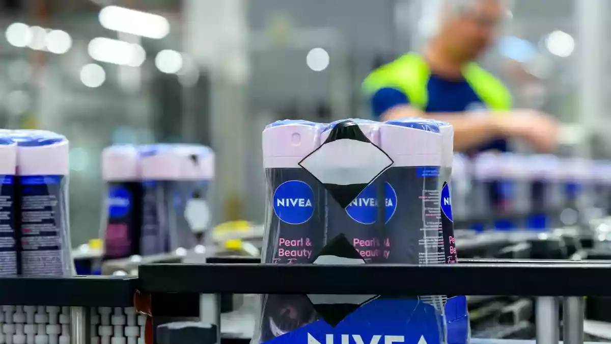 Zur Marke Nivea gehören etwa Deodorants. (Archivbild) - Bild: Hendrik Schmidt/dpa