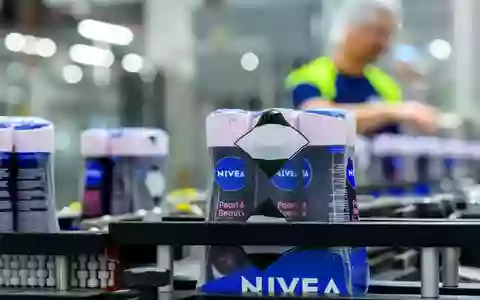 Zur Marke Nivea gehören etwa Deodorants. (Archivbild) - Foto: Hendrik Schmidt/dpa