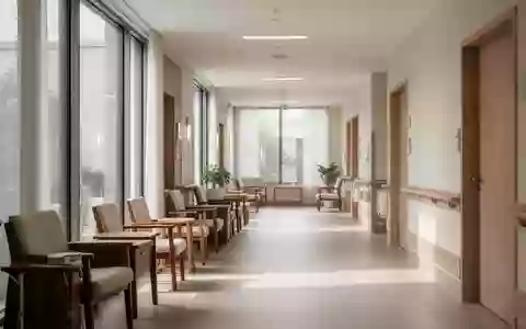Ein heller, moderner Flurbereich in einer Pflegeeinrichtung mit minimalistischer Architektur und natürlichem Lichteinfall. - Foto: über boerse-global.de