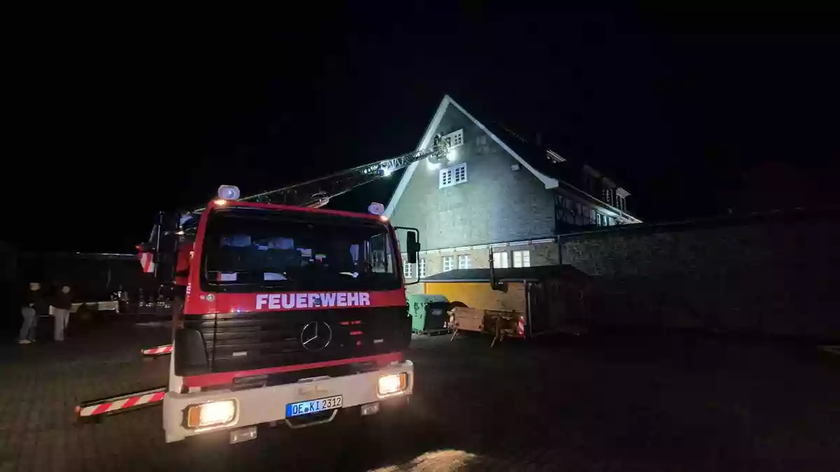 FW-OE: Brennt Hackschnitzelheizung - Mehrere Personen im Gebäude - Bild: presseportal.de
