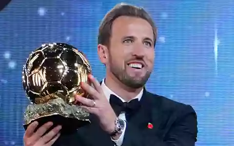 Der Ballon-d'Or-Gewinner 2026: Harry Kane. - Foto: Kin Cheung/AP/dpa
