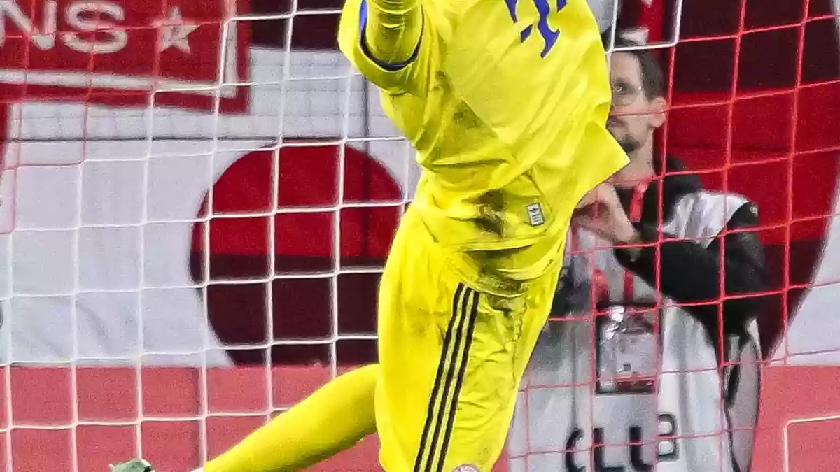 Jonas Urbig wird auch im Pokal wieder im Bayern-Tor stehen. Manuel Neuer fehlt weiter angeschlagen. (Archivbild) - Bild: Harry Langer/dpa