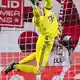 Jonas Urbig wird auch im Pokal wieder im Bayern-Tor stehen. Manuel Neuer fehlt weiter angeschlagen. (Archivbild) - Bild: Harry Langer/dpa
