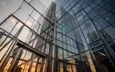 Nahaufnahme der modernen Glasfassade eines Hochhauses bei Tageslicht. - Foto: über boerse-global.de