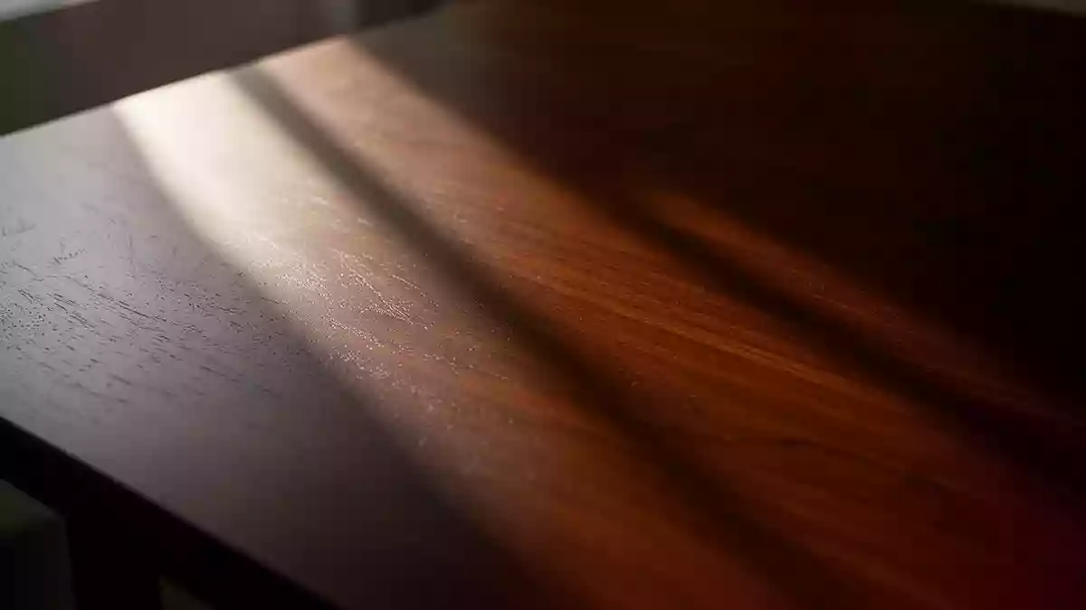 Eine ruhige, minimalistische Szene auf einer polierten Holzoberfläche mit weichem Licht und Schattenwurf. Illustration mit AI erstellt.