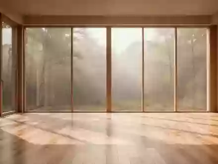 Ein minimalistischer, lichtdurchfluteter Übungsraum mit Holzboden und Blick in einen ruhigen Wald. - Foto: über boerse-global.de