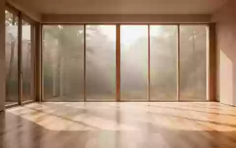 Ein minimalistischer, lichtdurchfluteter Übungsraum mit Holzboden und Blick in einen ruhigen Wald. - Foto: über boerse-global.de