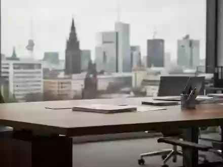 Ein moderner, professioneller Büroarbeitsplatz vor dem Hintergrund einer verschwommenen Skyline im Finanzviertel. - Foto: über boerse-global.de